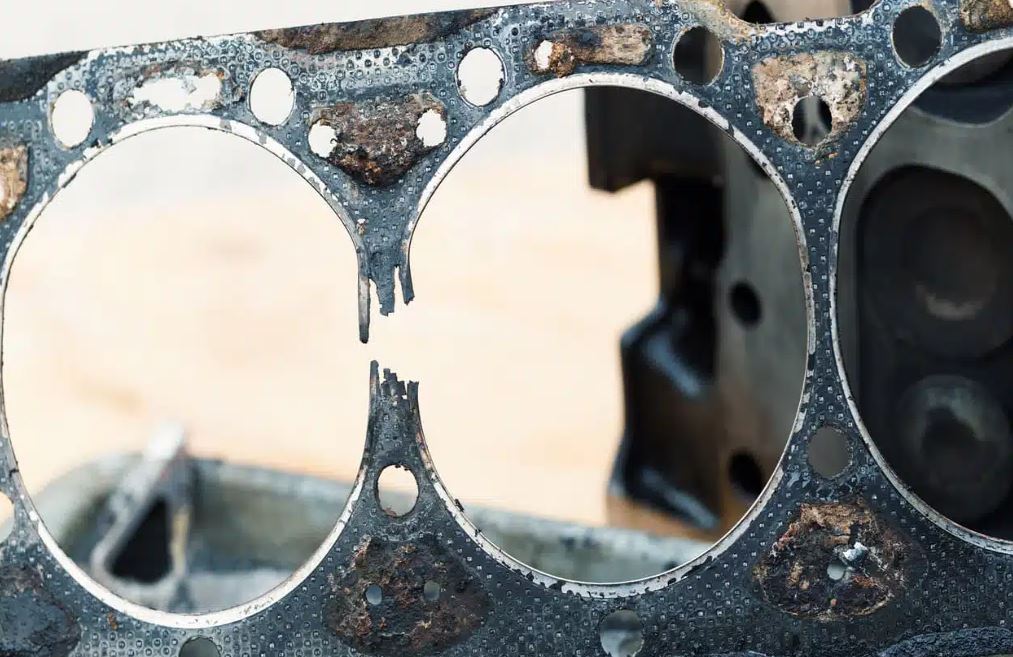 Joint de culasse endommagé entre deux cylindres signe de défaillance moteur