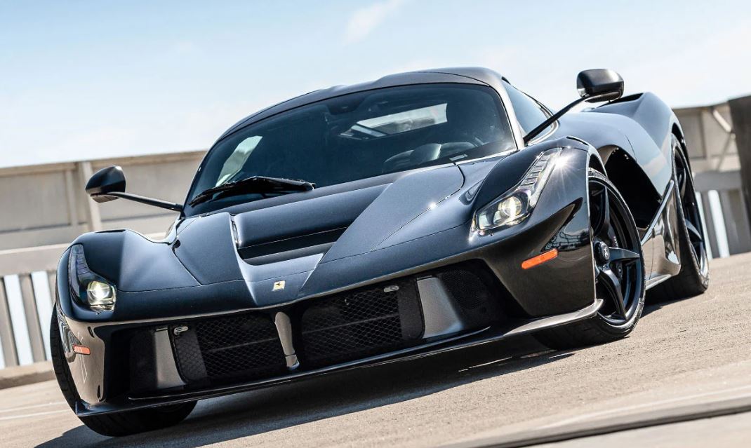 LaFerrari noire vue avant 3-4 hypercar hybride Ferrari 2013