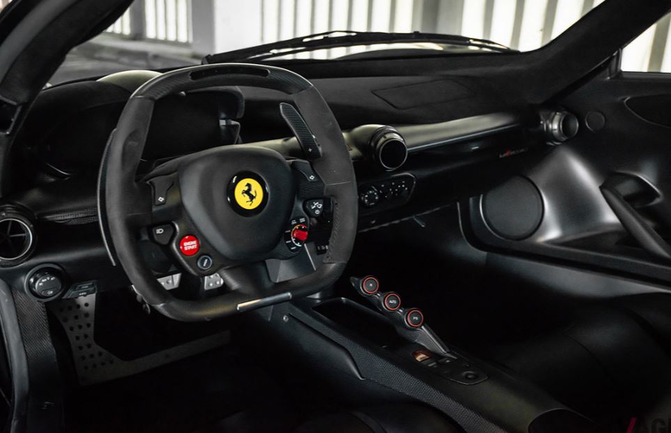 Intérieur LaFerrari cockpit orienté pilote volant type Formule 1