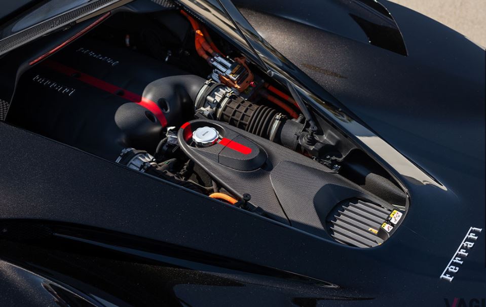 Moteur V12 LaFerrari avec système hybride HY-KERS visible