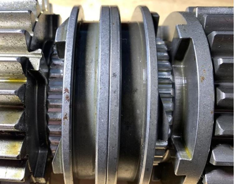 Crabots d’une boîte de vitesses montrant les dents d’engagement permettant de verrouiller un pignon sur l’arbre de transmission