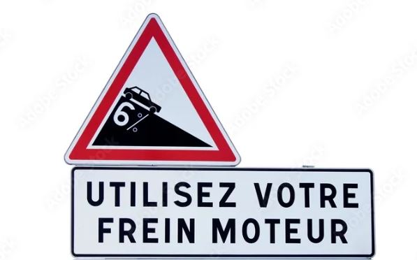 panneau routier indiquant d’utiliser le frein moteur dans une descente