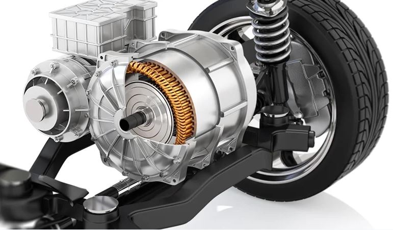 Moteur électrique automobile intégré au train roulant avec stator visible et transmission vers la roue