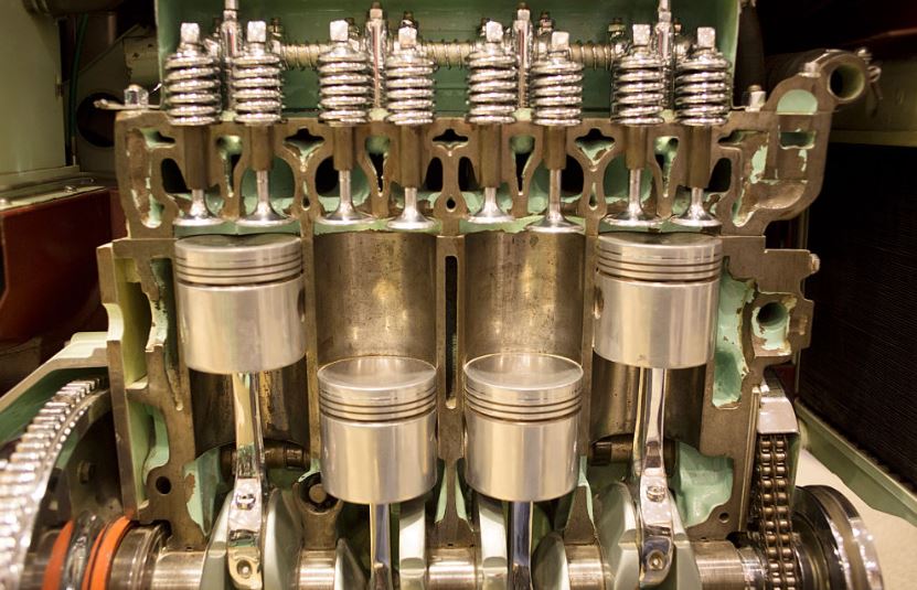 moteur thermique en coupe avec pistons soupapes et vilebrequin visibles