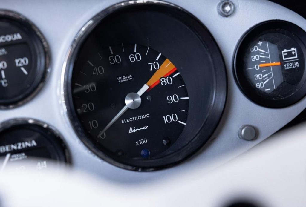 compte tours d’une Ferrari Dino 246 GTB indiquant le régime moteur et la zone rouge