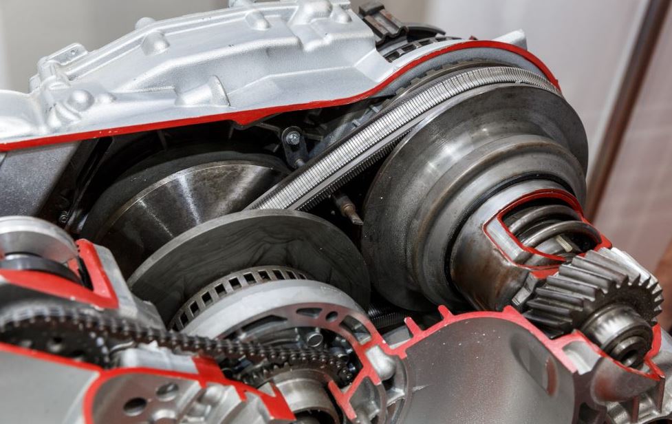 Coupe d’une transmission à variation continue montrant les poulies coniques et la courroie métallique du variateur.