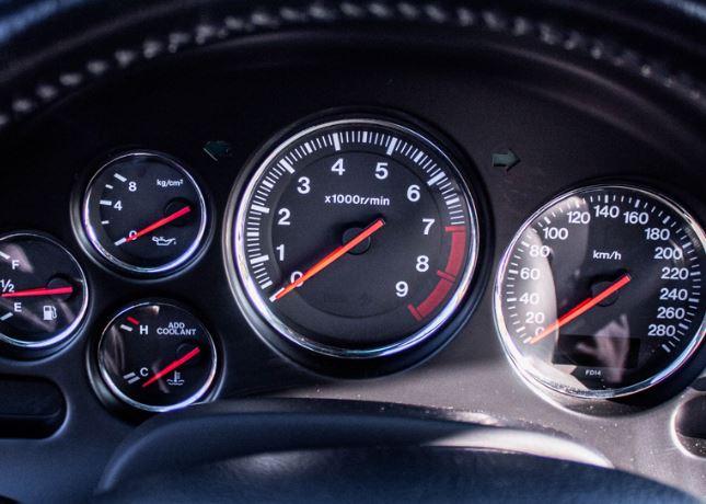 compte tours Mazda RX7 montrant la zone rouge du régime moteur à haut régime