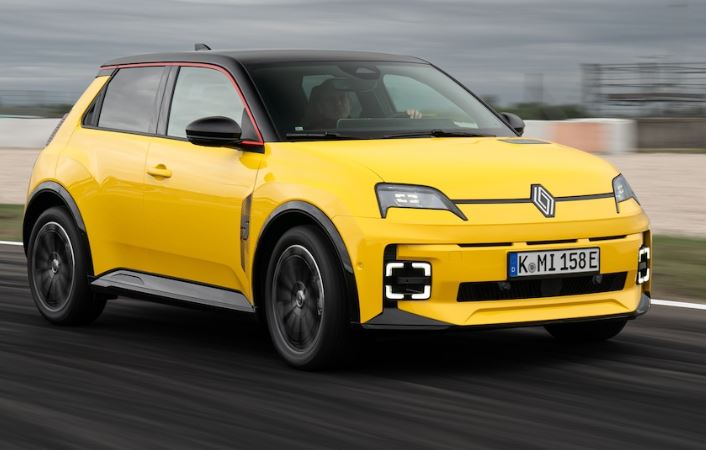 Renault 5 électrique roulant sur route, symbole du virage du marché automobile français en 2026