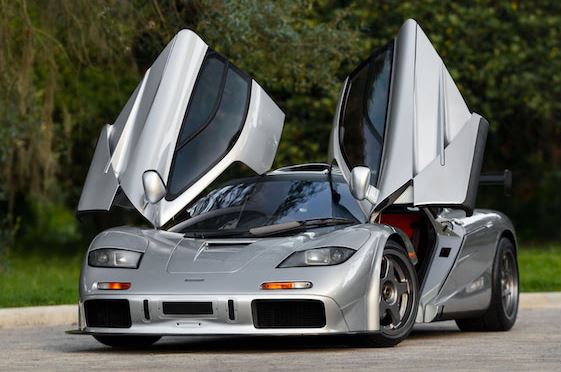 McLaren F1 argentée avec portes en élytres ouvertes vue de face