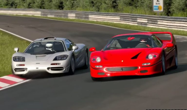 McLaren F1 et Ferrari F50 côte à côte sur circuit comparatif supercars années 90