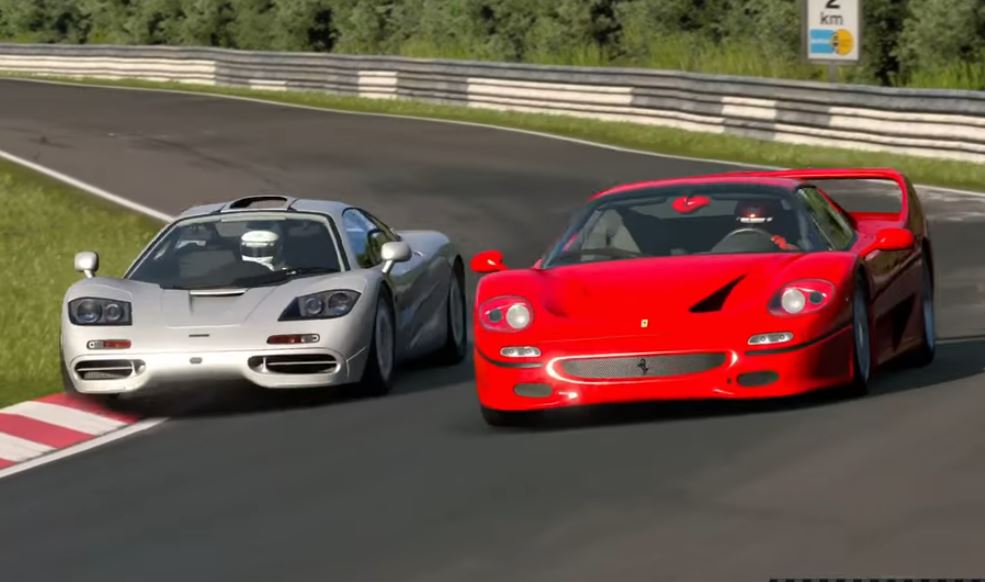 McLaren F1 et Ferrari F50 côte à côte sur circuit comparatif supercars années 90