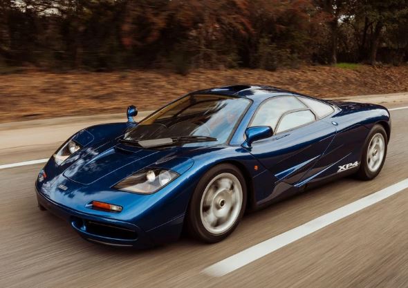 McLaren F1 bleue vue trois quarts supercar britannique V12 atmosphérique