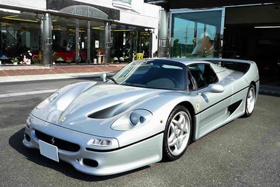 Ferrari F50 grise vue trois quarts supercar italienne V12 dérivé Formule 1