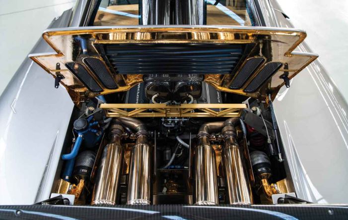 moteur McLaren F1 V12 BMW compartiment moteur avec éléments dorés