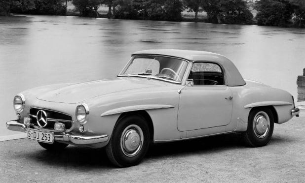 Mercedes 190 SL des années 1950 avec hard-top photographiée en noir et blanc