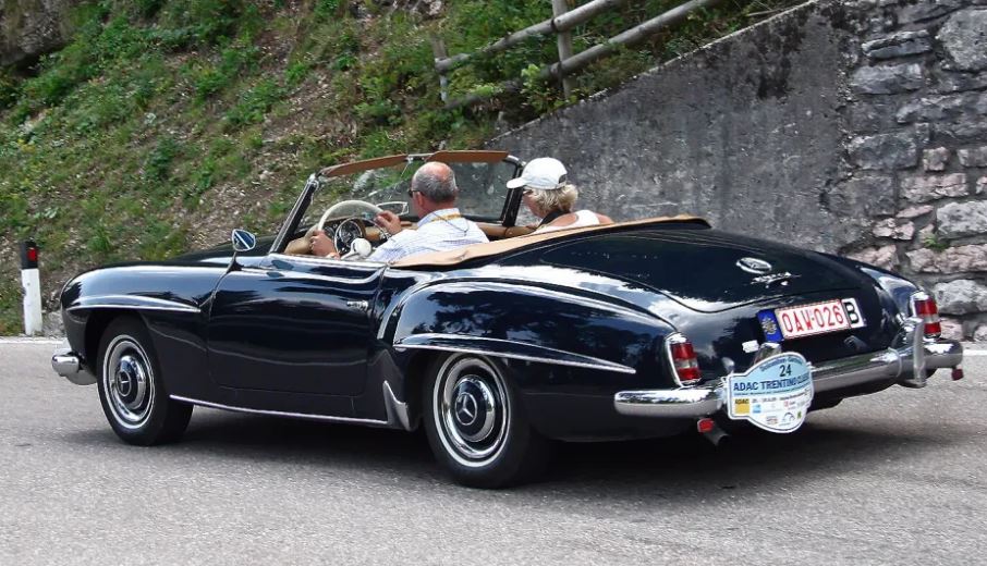 Mercedes 190 SL cabriolet classique roulant sur route de montagne