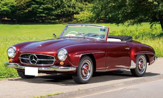 Mercedes 190 SL roadster allemand des années 1950 photographié en vue trois quarts avant