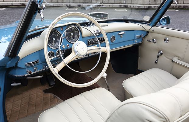 habitacle bleu et crème d’une Mercedes 190 SL roadster classique