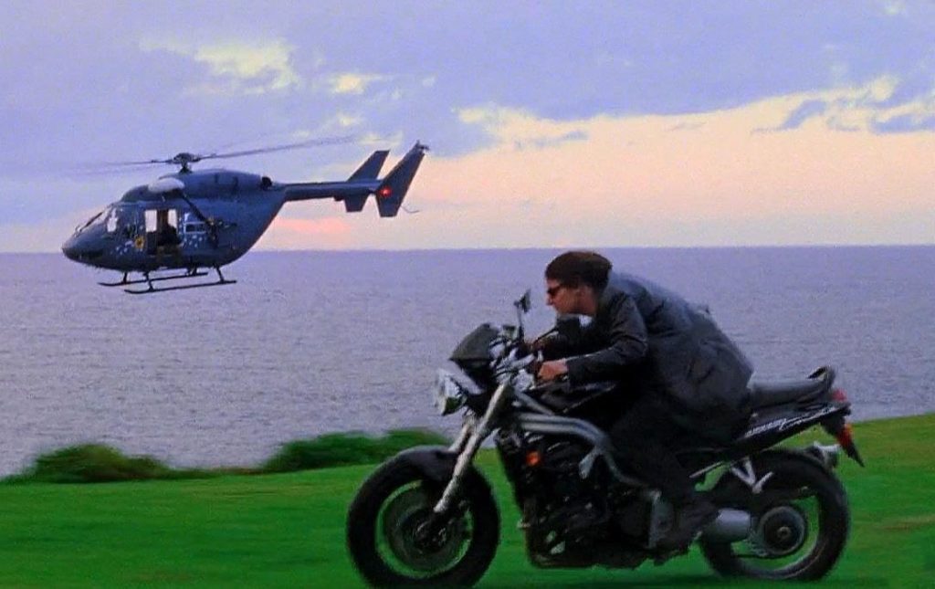 Tom Cruise en moto dans Mission Impossible 2 poursuite avec hélicoptère