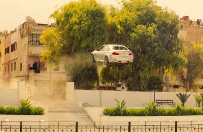 BMW en saut dans Mission Impossible Fallout scène spectaculaire en ville