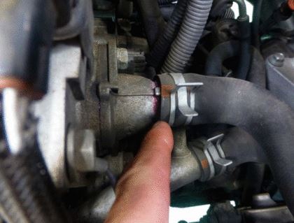 Fuite de liquide de refroidissement sur une durite moteur provoquant une surchauffe