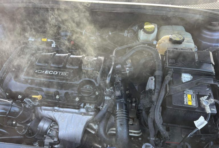 Moteur qui chauffe avec fumée sous le capot après surchauffe