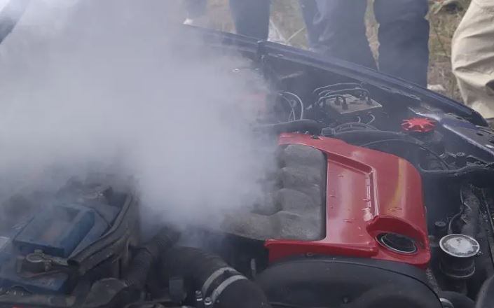 Fumée blanche moteur signe possible de joint de culasse ou surchauffe