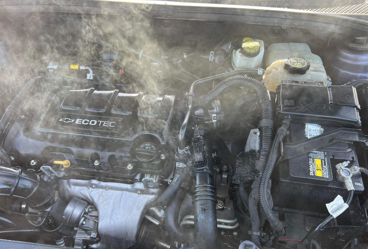 Moteur qui chauffe avec fumée sous le capot après surchauffe