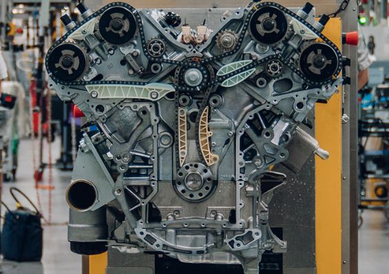 moteur W12 Volkswagen sur banc d’assemblage avec distribution et chaînes visibles