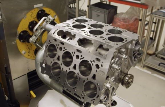 bloc moteur W12 en aluminium avec alésages des douze cylindres usinés