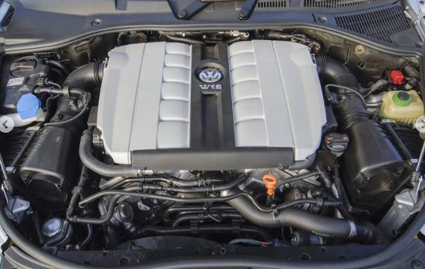 moteur W12 Volkswagen installé dans le compartiment moteur d’une grande berline