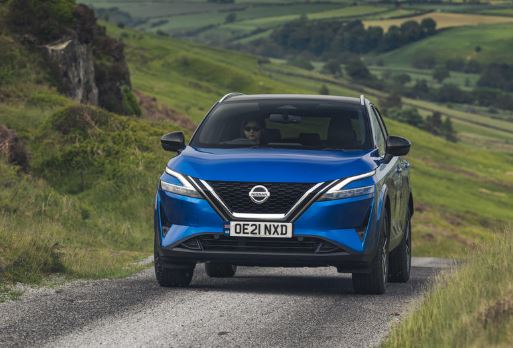 Nissan Qashqai e-POWER bleu de face en mouvement sur route, SUV hybride nouvelle génération