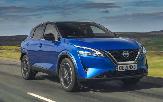 Nissan Qashqai e-POWER bleu en mouvement, SUV hybride au design moderne