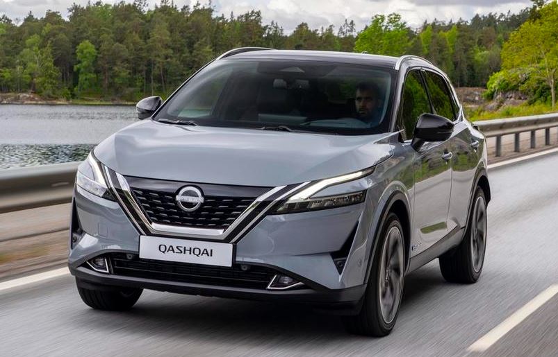 Nissan Qashqai e-POWER gris en circulation, SUV hybride adapté au quotidien