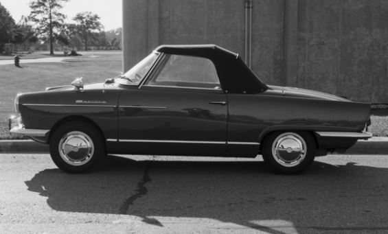 profil de la NSU Spider cabriolet capotée montrant les proportions du petit roadster allemand