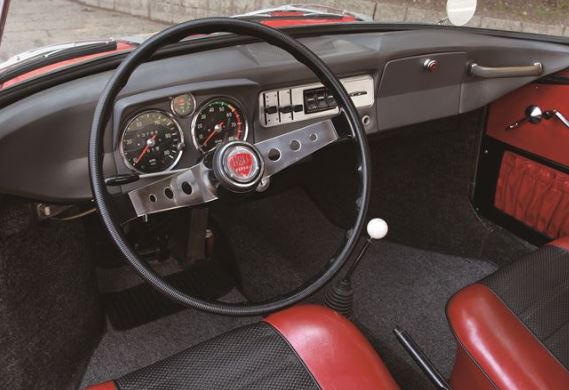 tableau de bord de la NSU Spider avec instrumentation simple et volant sport