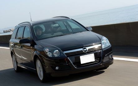 Opel Astra break 2005 vue trois quarts modèle familial typique Opel