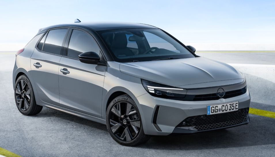 Opel compacte récente avec face avant Vizor design moderne marque Opel