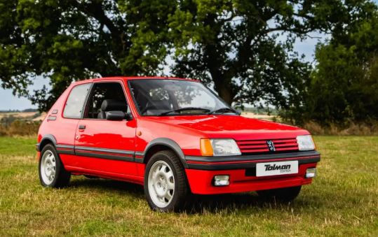 Peugeot 205 GTI 1.9 vue trois quarts avant compacte sportive Peugeot des années 80