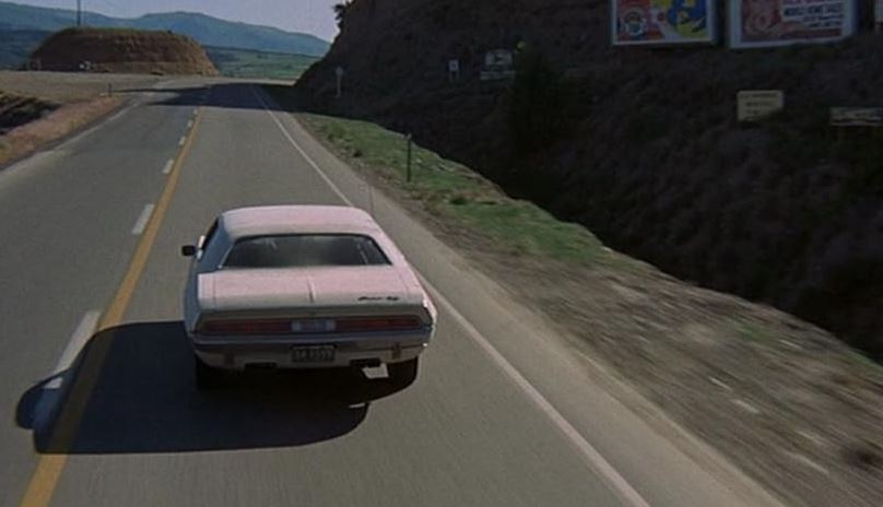 Dodge Challenger blanche lancée à pleine vitesse dans Point Limit Zero