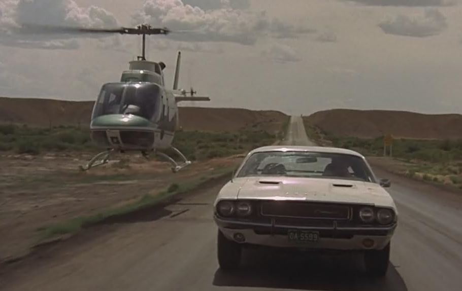 Dodge Challenger poursuivie par un hélicoptère dans Point Limit Zero