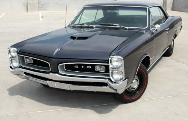 Pontiac GTO 1967 vue trois quarts avant muscle car américaine