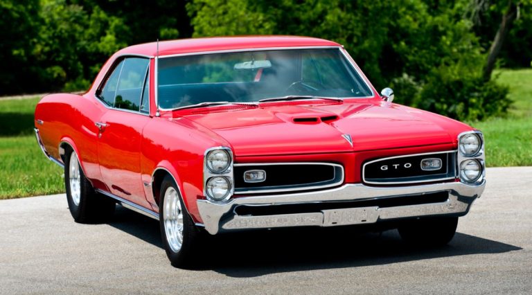 Pontiac GTO 1966 rouge muscle car américaine emblématique des années 1960