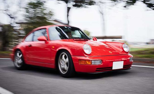 Porsche 911 964 Carrera RS rouge en mouvement, version allégée radicale