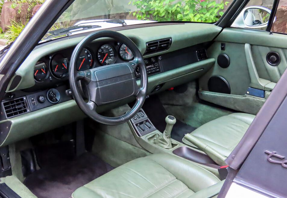 Intérieur Porsche 911 964 Targa, tableau de bord classique et instrumentation analogique