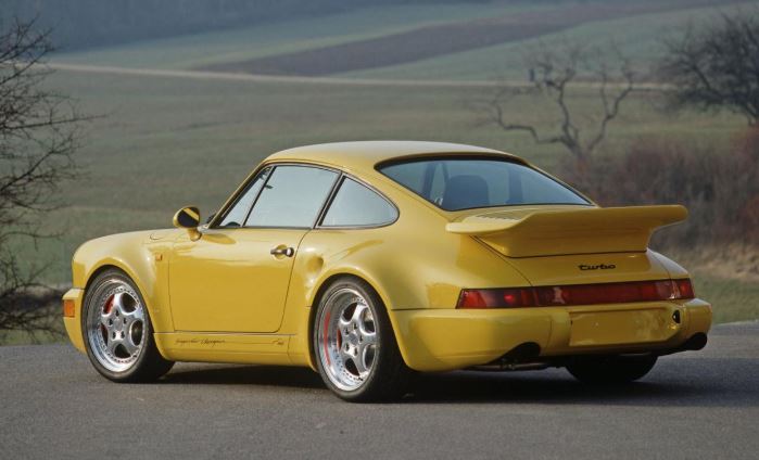 Porsche 911 964 Turbo vue arrière, ailes élargies et aileron caractéristique