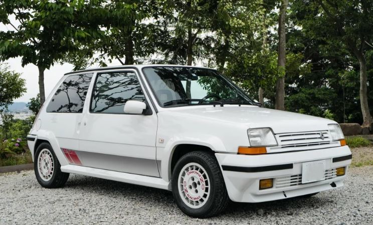 Renault 5 GT Turbo blanche vue de trois quarts avant stationnée sur gravier