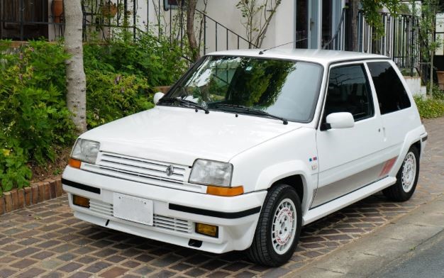 Renault 5 GT Turbo blanche stationnée en ville vue de trois quarts avant