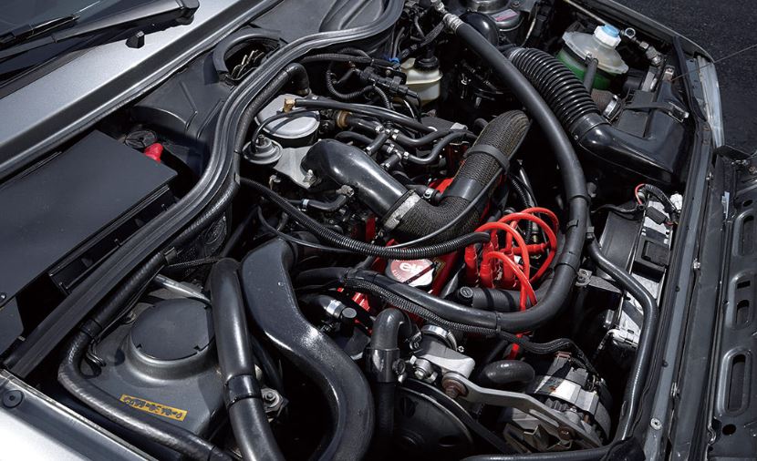 Moteur turbo Renault 5 GT Turbo avec bloc Cléon-Fonte et durites visibles