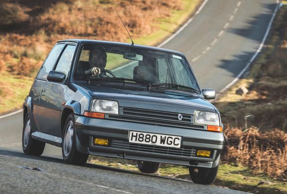 Renault 5 GT Turbo grise en roulage sur route de campagne